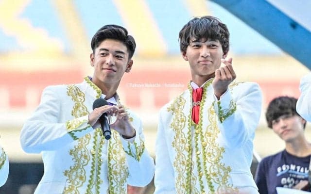 「これはどのアイドルグループですか?!」J1川崎の2選手が見せた地域密着活動での「伝統の衣装着用姿」が大絶賛！「Myojoかな？」「すてき。」の声