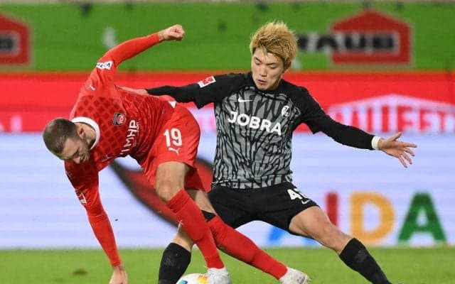 相手は汚いファウルで警告！堂安律、ハードプレスの完璧すぎる守備が炸裂した瞬間「良いプレッシャー」「ナイスディフェンス」