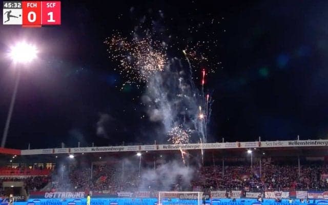 「やりたい放題やな」突然の“花火大会”で後半開始直後に試合中断！堂安律もビックリ、サポーター愚行の瞬間「せめてハーフタイム中にやれよ」「ハッピーニューイヤーには早すぎる」