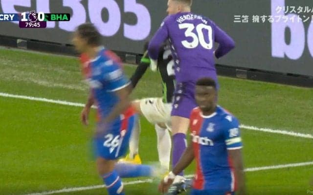 「キーパー許さねぇ」「ふざけんな」負傷の三笘薫を強引に引き起こして突き飛ばしたGKに批判殺到　「日本の宝を...」ファンがブチギレた決定的シーン