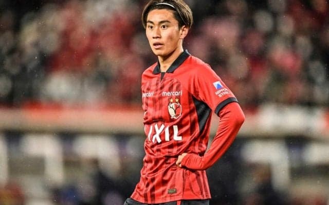 「お花の似合う男性、素敵」鹿島の10番・荒木遼太郎のドレスアップ姿にファンもJリーガーも「カッコイイ」と脱帽！「髪型もスーツも似合いすぎだよ」「たろちゃんかっこよっ」の声