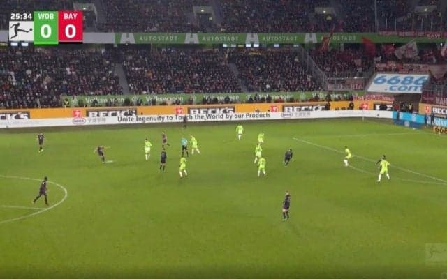 スタジアム騒然！「天才かよ」「そこ通す？」 相手DF6人の間をぶち抜く40メートル級“超絶スルーパス”が炸裂した瞬間　ゴールだけじゃない“現世界No.1FW”のスーパープレー