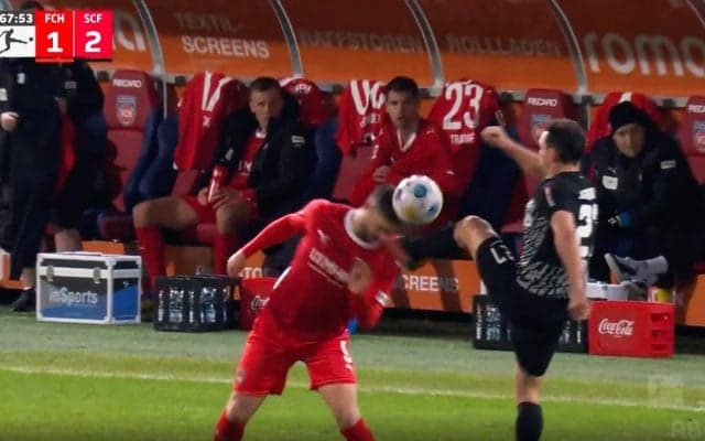 大事故クラスの顔面キック！堂安律チームメイトの“潰し屋”、顔を蹴って相手FWを悶絶させた瞬間「ギリギリで足を引いたが…」と実況も心配