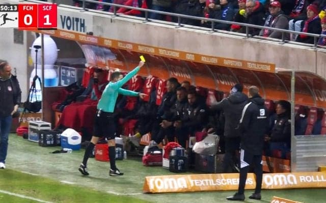 「そこからそこまでイエローカードな」ブチキレのコーチ陣が鬼形相レフェリーに“一斉警告”を食らう瞬間！判定と裁定にスタジアムは大ブーイング「今日の主審危うい」