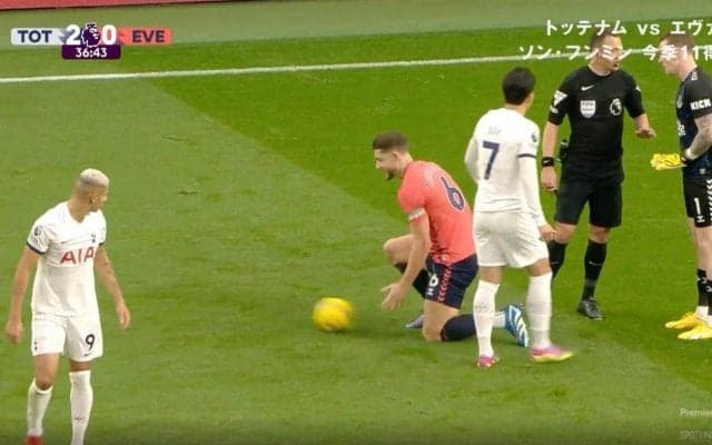 「怖すぎる」「ヤバいな…」 あわや一触即発！怒りの報復タックル→吹っ飛ばして仁王立ち　ブラジル代表の悪童FWが相手選手にメンチ切りの瞬間