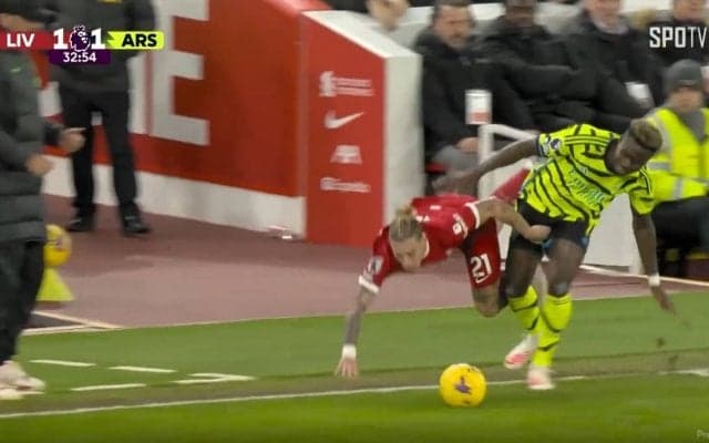 「さすがに危ないぞ」「接触は正当」リヴァプールvsアーセナルの危険な接触プレーが物議　吹っ飛ばされた選手が鎖骨骨折、監督も大転倒で「まったく大丈夫じゃない」