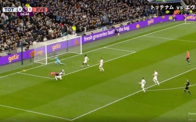 「強すぎる」「エグいな…」 メッシが“世界最高のDF”と認めた男のスーパープレー　アルゼンチン代表の潰し屋が一撃必殺の“爆速タックル”→相手FWを吹っ飛ばした瞬間