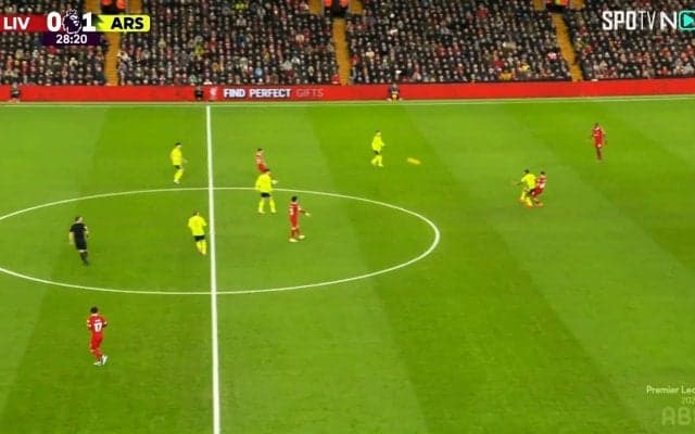 「もはや卑怯」「ピルロやん」リヴァプールDFが“必殺・魔法の右足”を炸裂！プレミアリーグDF最多アシストの金字塔を達成した瞬間に「バケモノ」「あの位置が見えてるのか」