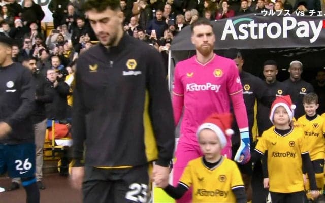 プレミア28年ぶりの“クリスマスイブ決戦”にサポーター猛反発！ 「誰も頼んでいないプレゼントだ」史上2度目の異例開催もスタジアムを“青いサンタ”埋め尽くし観客熱狂