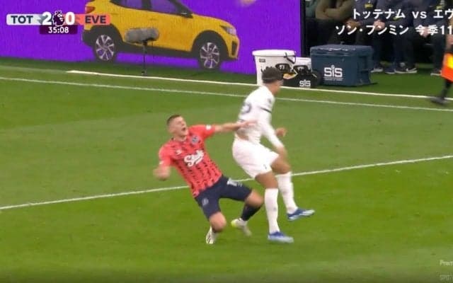 誤審ばかりじゃない！審判エグすぎるな　突然、選手がぶっ倒れた… リプレイ映像でバレた決定的瞬間「えっ、どこがファウル？」「いや、顔面に直撃してる」