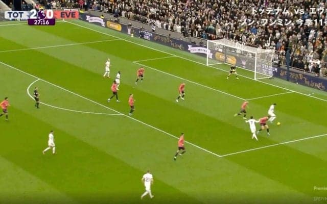 変態足技にスタジアムの全員が騙された！「ボールどこいった？」「上手すぎるだろ」 アジアNo.1ストライカーの美しすぎる“超絶パス”が炸裂した瞬間