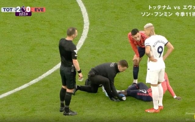 スタジアム騒然！「怪物かよ」「強すぎるだろ…」 背後からタックル→返り討ちで負傷退場させた瞬間 ブラジル代表FWのエグすぎる鬼フィジカル