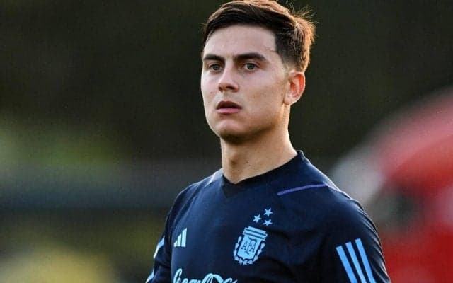 「大好きなカップル」「美しい2人」ディバラと婚約者がクリスマスに2ショット！歌手として活躍する恋人に11月にプロポーズ