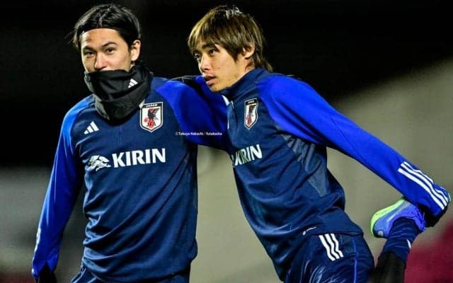 「純也可愛すぎんか」リーグ・アン公式が製作したクリスマス“ダサセーター”姿の伊東純也＆南野拓実が話題！「特別ダサいセーター着させられてません？」との声