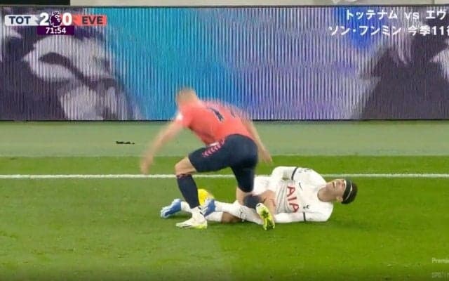 「人として許されない」「酷すぎる」ピッチに響く断末魔の叫び！ 吹っ飛ばされて転倒→容赦なく蹴られる超危険ラフプレー　頭部を16針縫ったトッテナムFWに悲劇