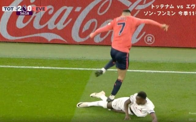 スタジアム騒然！「退場させろよ」「絶対わざとだろ…」 サポーターが悲鳴を上げる超危険ラフプレー　スライディングを避けてジャンプ→足で思い切り踏みつけた瞬間