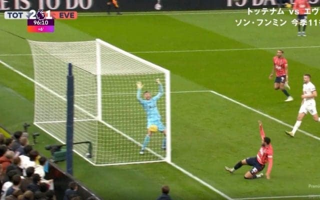 物議を醸す判定！「ゴール入ってない？」「テクノロジーの勝利」たった1ミリが勝敗を分けた決定的瞬間　シュートがクロスバー直撃→GKに当たってギリギリでノーゴール