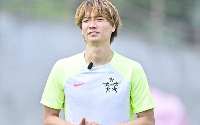 「とんでもねぇ奇抜な滉ｗ」ボルシアMG板倉滉が“ご機嫌な”クリスマスドレスコードを披露！「ケンゴを超えてきたｗ」「久々に見たらこうなってたのマジ笑う」との声