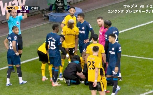 超決定機阻止→担架要請の負傷で激震！ チェルシー撃破の“神スライディング”で「足に深い切り傷」 ベテランDF自力で歩けずサポーター沈痛も「深刻なものでない」発表に安堵