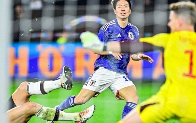 【浅野拓磨を取材して感じた「屈強なメンタル」。大舞台で結果を残し続けるワケ(2)】ブンデスの“チョコレート事件”も自分へのプラスのため。三笘をも超える監督からの信頼感