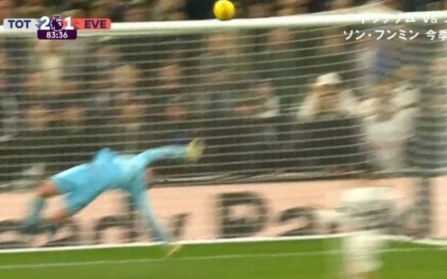 スタジアム騒然！「神すぎる」「エグいな…」 右手一本で神業スーパーセーブを炸裂した瞬間 イタリア代表GKがチームを救うビッグセーブ連発