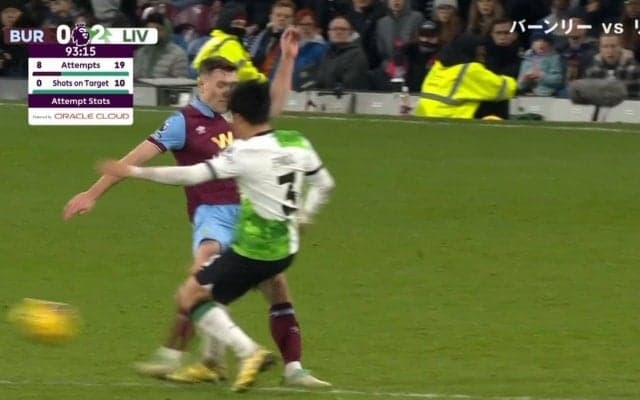 メチャクチャ潰してる！「1対1最強」「エグいな…」リバプール遠藤航が激しい“粘着ディフェンス”を炸裂した瞬間　ファウル覚悟の鬼チェックで相手を封じたギリギリのプレー