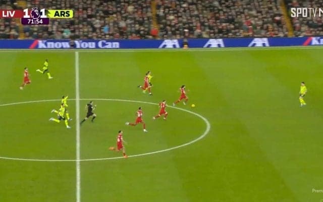 「いかつすぎる！」5人が一斉に全力疾走したリヴァプール怒涛のカウンター！追いかけるDFも審判も総勢10人が大爆走の大迫力シーン「今年一番おもしろい」