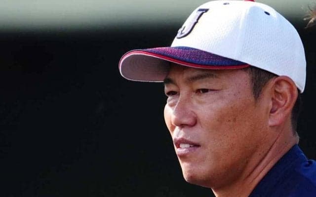 侍J監督が“パパの顔”「お父さんしてる」　息子のHRにメガホン叩き大喜び「可愛いな」