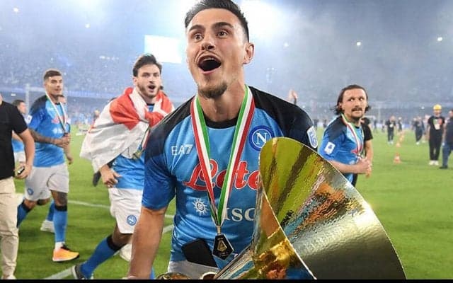 フォルスベリ移籍のライプツィヒ、ナポリMFエルマスを完全移籍で獲得