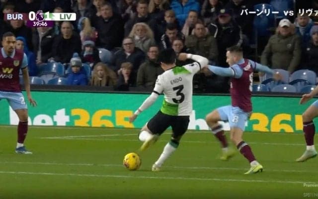 スタジアム騒然！「上手すぎる」「素晴らしい！」 リバプール遠藤航が超絶ボールタッチ→強烈な弾丸シュートを炸裂した瞬間　ゴール左下隅を狙った鋭い一撃