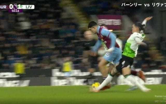 大ブーイングの嵐！「狙ったな」「確信犯」 悪童が\"らしさ全開”の危険ラフプレーを炸裂した瞬間　ファウル上等！背後から足踏みつけタックルで吹っ飛ばす