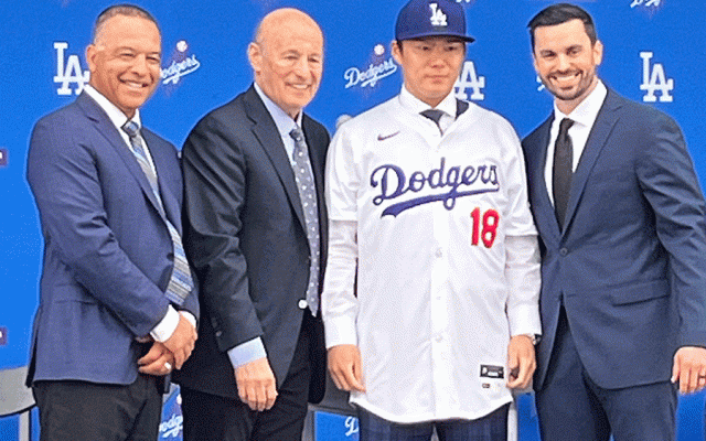 山本由伸、ドジャース入団会見で英語挨拶　「18」ユニお披露目「本当に感謝」