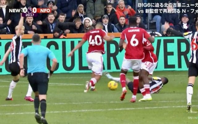 「足かけてるな」「シミュレーション？」PK巡る微妙判定に賛否噴出！ 際どすぎてVAR困惑？ スタジアム騒然の先制シーンが物議