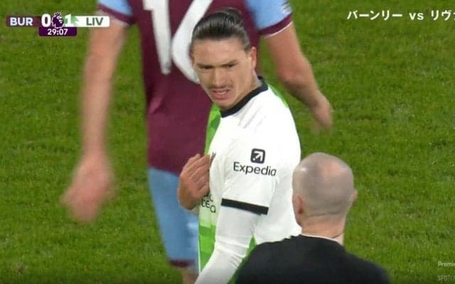 審判にブチギレ！「俺のファウルだと？」「どこ見てんだよ！」 疑惑の“ゴール取り消し”判定に大激怒　リバプールの悪童FWが主審にメンチ切りの瞬間