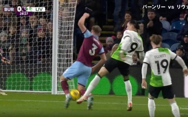 大炎上中！また新たな誤審？「審判できる人いないのかよ」「いつまでリバプールの敵なんだ」 サポーターがブチギレ！迷審判コンビの“ゴール取り消しシーン”