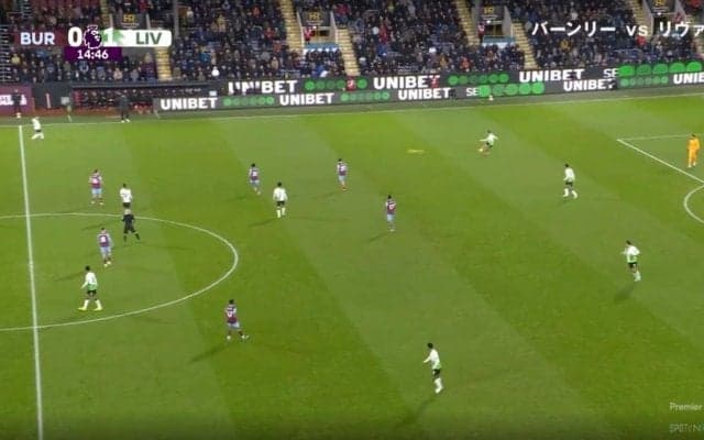 「バケモノかよ！」「なんだこのパス…」まるでレーザービーム！美しすぎる“天才的ロングパス”が空間を切り裂いた瞬間“神の右足”アレクサンダー＝アーノルドが放つ一撃