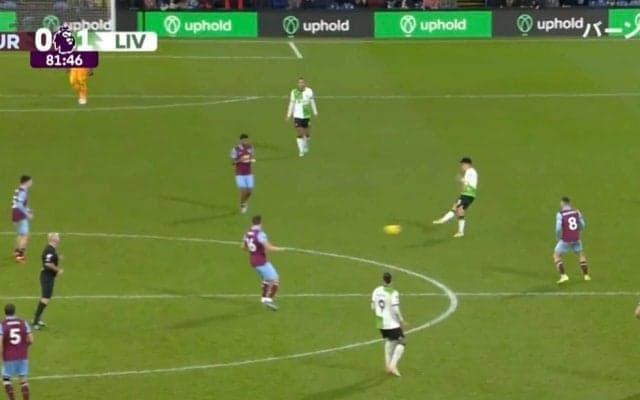 「めっちゃ上手い」「神だな」リバプール遠藤航が相手4人を無力化する一撃必殺のスルーパスを炸裂した瞬間　守備網を切り裂く縦パスにスタジアム騒然