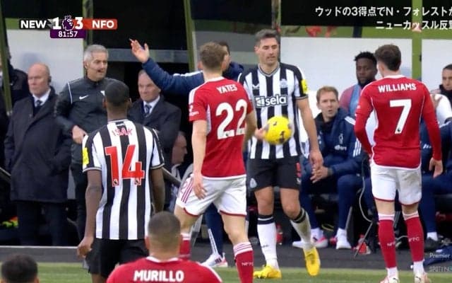 サポーターブチ切れ！相手選手へボール投げつける悪態に批判殺到 「スポーツマンシップねぇな」スイス代表DFの問題行為にファンも苦言