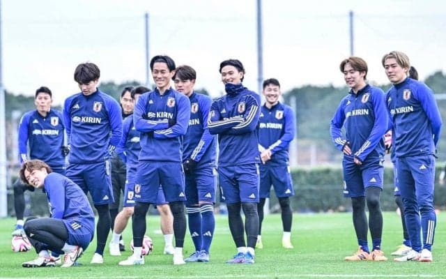 「あたらしい髪色かっこよすぎ！」中村敬斗が日本代表合流で見せた「シルバーのヘアカラー」にファン歓喜！「金というか銀というか白というか、、とにかく似合ってて最高」の声