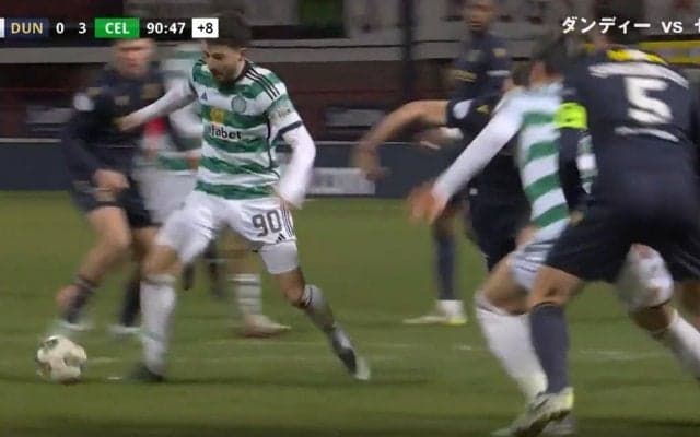 まるでメッシ！12分間で2得点の無双ぶりに「キレキレだな」　華麗なドリブル＆ワンツーで相手5人が固めるガチガチゴールをこじ開けた瞬間