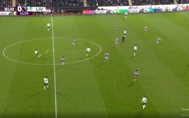 「上手すぎる」「なんでもできるな…」 リバプール遠藤航が美しすぎる“低弾道ロングフィード”を炸裂した瞬間　最終ラインから正確なキックで高精度パス