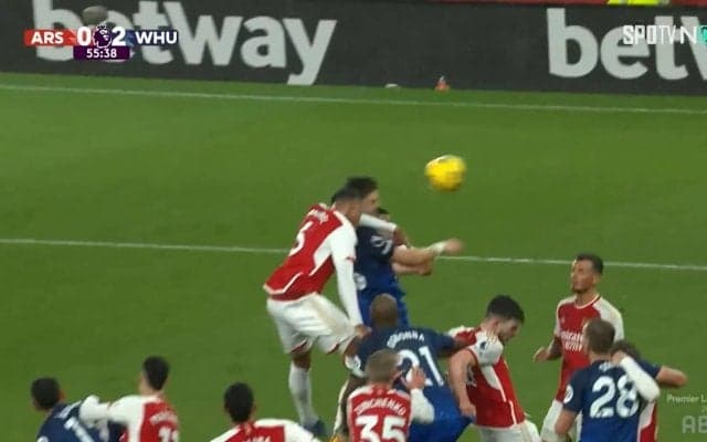 「きつすぎる」アーセナルを首位陥落させた元チームメイトの“恩返し弾”！高精度クロスからドンピシャヘディングのどぎつい一撃にファン「まさかこんな形で」