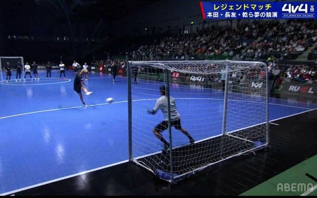 「引くくらい怖いw」本田圭佑、宮市亮を唖然とさせた弾丸PKシュートを炸裂！衝撃すぎるスピードに「こんなん止められるかい」「ガチすぎる」「つよい」などファン大興奮