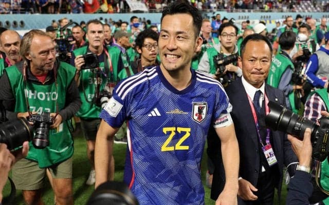 初めてアイスホッケーNHLの試合を観た吉田麻也、同席していた選手にファンも注目「はんぱない」