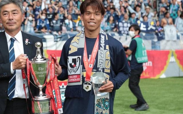 躍進福岡のキーマン、前寛之が契約更新！ 守護神の村上昌謙とも