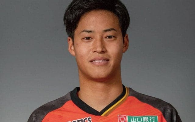 J2山口が今季加入の小林成豪と契約更新！「チームのために全力でプレーします」