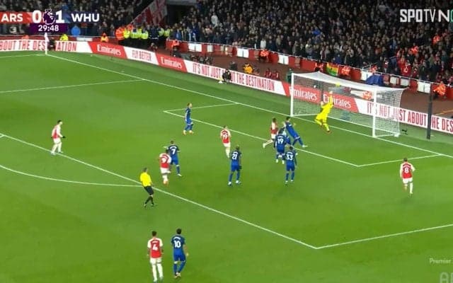 「えげつない」首位相手にセーブ率100％！至近距離からのドンピシャヘッドも片手で高速セーブ！スーパーGKが神プレー連発でスタジアムを騒然とさせた瞬間