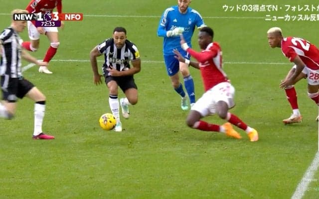 「ハンドだろ！」「当たってないw」スタジアムが騙された奇跡の“肩ブロック” 至近距離の爆裂シュートを凌いだ決定的瞬間