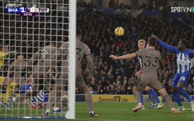 「VARの存在忘れてる？」スウェーデン代表MFのあからさま過ぎるファウルが話題　相手選手のユニフォームをありえないほど引っ張り倒してファン唖然「愚かすぎる」