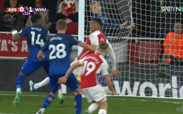 「崩壊してる」首位陥落のアーセナル、クリアミスからのドタバタ失点劇が話題に　SNSではファンからも辛辣な声「声かけすれば防げた」